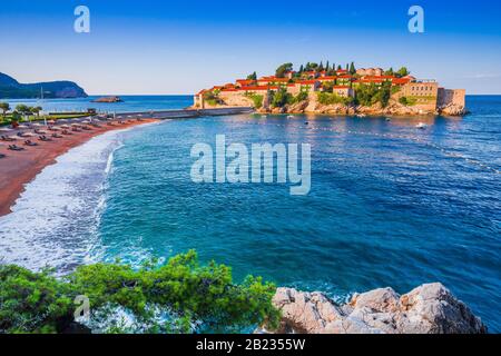 Sveti Stefan, Montenegro. Alte historische Stadt und Resort auf der Insel. Stockfoto