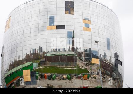 Modernes Gebäude des Museumsdepots "Boijmans van Beuningen" mit Spiegeln, die die Skyline der Stadt Rotterdam, Niederlande widerspiegeln Stockfoto