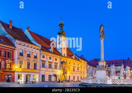 Rathaus und Pestdenkmal auf dem Maribor-Hauptplatz, Slowenien. Stockfoto