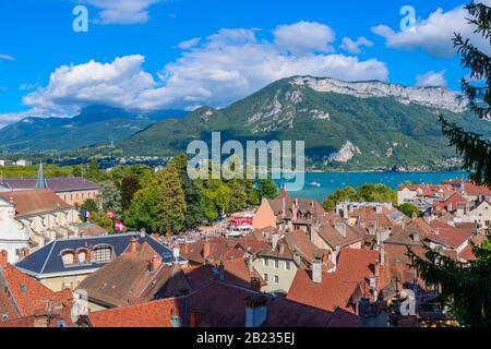 Dächer der Altstadt von Annecy, Frankreich, mit See von Annecy und Alpen im Hintergrund von Château d'Annecy aus, an einem sonnigen Septembernachmittag. Stockfoto