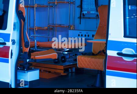 Ausrüstung für Rettungswagen. Ansicht von innen. Foto von den hinteren Türen Stockfoto