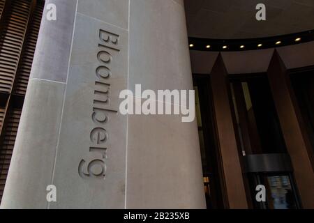 Ein Stein mit dem Namen Bloomberg in der Firmenzentrale von Bloomberg in der City of London Stockfoto