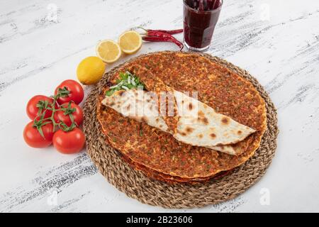 Türkische Küche aus dünnem Teig und Hackfleisch "Lahmacun". Stockfoto