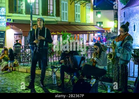 Eine Musikband, die an einem Septemberabend auf der Brücke Rue Perrière in der Altstadt (Vieille Ville) von Annecy, Frankreich, spielt. Stockfoto