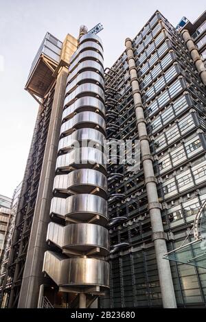 Mit Blick nach oben auf das futuristische Metallic- und Industriegebäude, entworfen von Richard Roger Architect, Lloyd's of London. Stockfoto