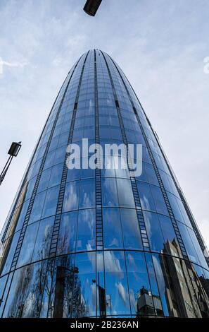 Ein Beispiel für Die Vertikale Regel Der Führenden Linien der Fotografie ist der Blick nach oben auf die hoch aufragenden Glasgebäude im Londoner Finanzviertel Stockfoto