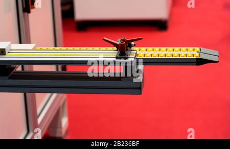 Rotationsschneidemaschine mit Schlitzmessersystem. Stockfoto