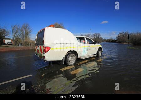 Ein Auto fährt durch Flutwasser in der Stadt East Cowick, Yorkshire, nachdem heftiger Regen und starke Winde, die von Storm Jorge gebracht wurden, das Vereinigte Königreich über Nacht angeschlagen hatten. Stockfoto