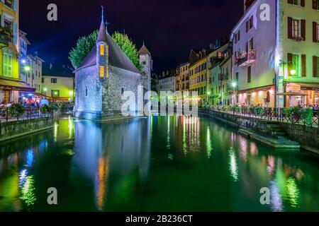 Le Palais de I'lle, ein mittelalterliches Schloss und ein ehemaliges Gefängnis mitten im Fluss Thiou in Annecy, Frankreich, heute ein Kunst- und Geschichtsmuseum, bei Nacht. Stockfoto