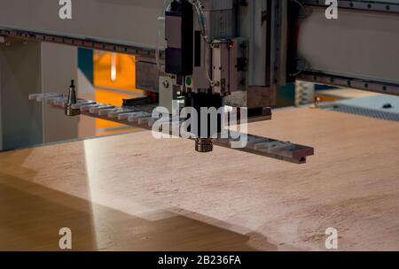 CNC-Fräsmaschine, Holzverarbeitung, intelligenter Fertigungshintergrund Stockfoto