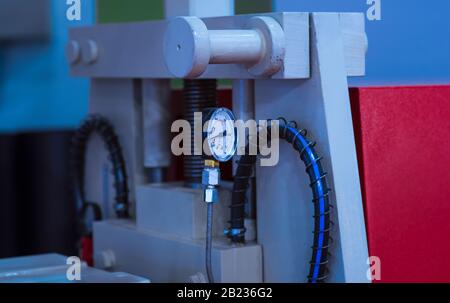 Druckmesser und roter Hahn mit gelbem Stahlrohr in der Erdgaserbehandlungsanlage. Stockfoto