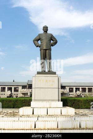 Bronzestatue von Zhou Enlai am Zhou Enlai Memorial in Huai'an, Jiangsu, China Stockfoto