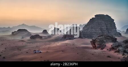 Foto der Landschaft der Wüste Wadi Rum zum Sonnenuntergang Stockfoto