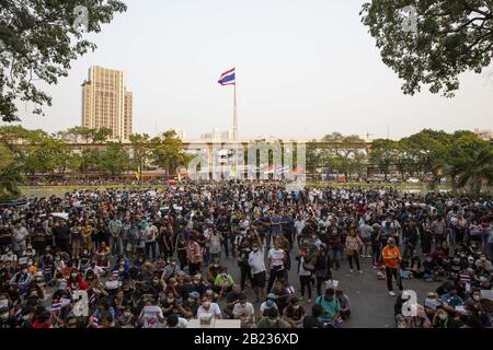 Bangkok, Thailand. Februar 2020. Protestierende sind während eines Protestes an der Kasetsart-Universität in Bangkok, Thailand, am 29. Februar 2020 zu sehen. Eine Menge von Studenten und anderen Demonstranten traf sich an der Kasetsart-Universität als Teil einer einwöchigen Reihe von organisierten Protesten gegen die militärische Kontrolle und was sie als den Tod der Demokratie ansehen. Die Proteste wurden durch ein Urteil des thailändischen Verfassungsgerichts in der vergangenen Woche ausgelöst, das die Auflösung der populären Future Forward Party anordnete, nachdem die Partei durch die Annahme eines Darlehens ihres Gründers für schuldig befunden wurde, gegen das Wahlgesetz verstoßen zu haben. Die Zukunft Stockfoto