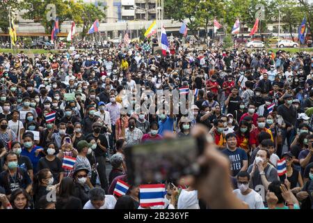 Bangkok, Thailand. Februar 2020. Protestierende sind während eines Protestes an der Kasetsart-Universität in Bangkok, Thailand, am 29. Februar 2020 zu sehen. Eine Menge von Studenten und anderen Demonstranten traf sich an der Kasetsart-Universität als Teil einer einwöchigen Reihe von organisierten Protesten gegen die militärische Kontrolle und was sie als den Tod der Demokratie ansehen. Die Proteste wurden durch ein Urteil des thailändischen Verfassungsgerichts in der vergangenen Woche ausgelöst, das die Auflösung der populären Future Forward Party anordnete, nachdem die Partei durch die Annahme eines Darlehens ihres Gründers für schuldig befunden wurde, gegen das Wahlgesetz verstoßen zu haben. Die Zukunft Stockfoto