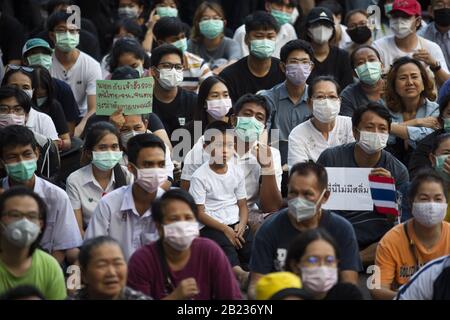 Bangkok, Thailand. Februar 2020. Protestierende sind während eines Protestes an der Kasetsart-Universität in Bangkok, Thailand, am 29. Februar 2020 zu sehen. Eine Menge von Studenten und anderen Demonstranten traf sich an der Kasetsart-Universität als Teil einer einwöchigen Reihe von organisierten Protesten gegen die militärische Kontrolle und was sie als den Tod der Demokratie ansehen. Die Proteste wurden durch ein Urteil des thailändischen Verfassungsgerichts in der vergangenen Woche ausgelöst, das die Auflösung der populären Future Forward Party anordnete, nachdem die Partei durch die Annahme eines Darlehens ihres Gründers für schuldig befunden wurde, gegen das Wahlgesetz verstoßen zu haben. Die Zukunft Stockfoto