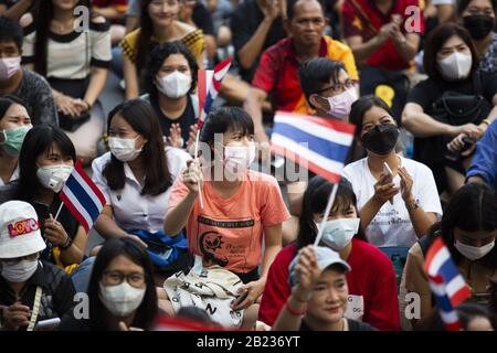 Bangkok, Thailand. Februar 2020. Demonstranten winken während eines Protestes an der Kasetsart-Universität in Bangkok, Thailand, am 29. Februar 2020 thailändische Flaggen. Eine Menge von Studenten und anderen Demonstranten traf sich an der Kasetsart-Universität als Teil einer einwöchigen Reihe von organisierten Protesten gegen die militärische Kontrolle und was sie als den Tod der Demokratie ansehen. Die Proteste wurden durch ein Urteil des thailändischen Verfassungsgerichts in der vergangenen Woche ausgelöst, das die Auflösung der populären Future Forward Party anordnete, nachdem die Partei durch die Annahme eines Darlehens ihres Gründers für schuldig befunden wurde, gegen das Wahlgesetz verstoßen zu haben. Die Zukunft Stockfoto