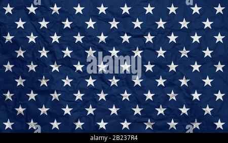 USA-Flaggenstars auf blau zerknittertem Papierhintergrund Stockfoto