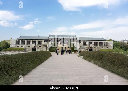 Die Huai'an Zhou Enlai Memorial Hall in Jiangsu, China, wurde im März 1986 erbaut und am 6.1992 eröffnet, mit einer Gesamtfläche von 400.000 Quadratmetern. Stockfoto