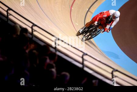 Japans Tomohiro Fukaya (vorne) auf dem Weg, Russlands Denis Dmitrijew während der Sprint 1/8-Endspiele Der Männer an Tag vier der Rennradweltmeisterschaften 2020 im Velodrom in Berlin zu schlagen. Stockfoto