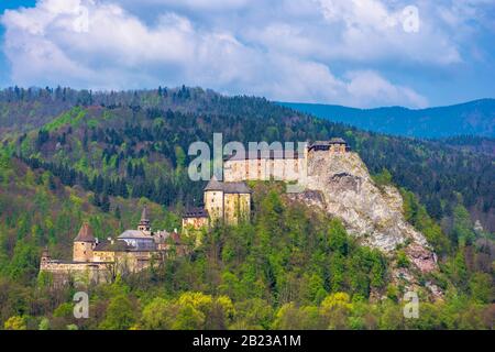 Burg Orava in der slowakei. Mittelalterliche Festung auf einem Hügel an einem schönen Ort in den Bergen. Wunderbares sonniges Wetter mit flauschigen Wolken im Frühling Stockfoto