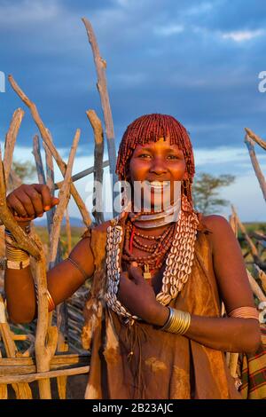 Turmi, Maedchen, Aethiopien, Omo Valley, Hamar Maedchen, Turmi Äthiopien Afrika Dorf Unteres Omo Valley Hamar Hammer Stamm junges Mädchen im Dorf bei f Stockfoto