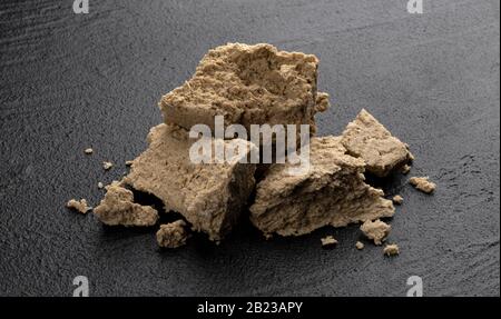 Sonnenblumen-Halva auf schwarzem Grund Stockfoto