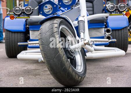 Uzhgorod, Ukraine - Jul 09, 2016: SilberR trike Detailaufnahmen. Schönes, maßgeschneidertes Dreirad Motorrad in blauer Farbe Stockfoto