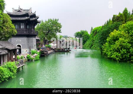 Wuzhen, China. August 2015. Der Weichang-Pavillon auf den Wasserkanälen von wuzhen West landschaftlich reizvolles Gebiet in der provinz zhejiang china. Stockfoto