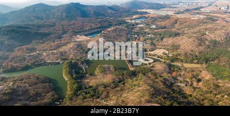 Luftbild des Tianping Shan (Berg Tianping) im Herbst/Herbst in Suzhou, Provinz Jiangsu, China. Stockfoto