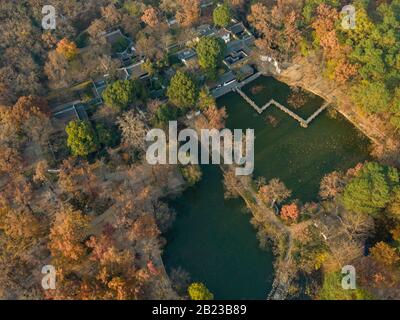 Luftbild des Tianping Shan (Berg Tianping) im Herbst/Herbst in Suzhou, Provinz Jiangsu, China. Stockfoto