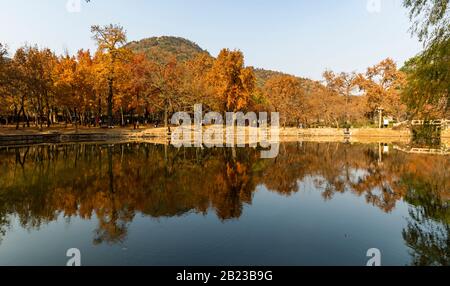 Tianping Shan (Berg Tianping) im Herbst/Herbst in Suzhou, Provinz Jiangsu, China. Stockfoto