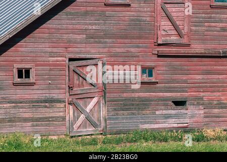Ein alter roter Holzscheune verläßt das Gebäude. Hochwertige Fotos Stockfoto