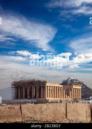 Athen, Griechenland. Akropolis Parthenon Tempel vom Philopappos Hügel aus gesehen, blau bewölkt Himmel. Lycabettus-Hügel-Hintergrund Stockfoto