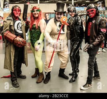 London UK 29. Februar 2020 die Rückkehr von London Comic Con Spring - 29. Februar bis 1. März 2020 nach London Olympia Bring Stars of Film & TV,.Cosplayer und Fans von Comics sowie eine ganze Reihe von lustigen Aktivitäten und Hunderte von Verkaufsständen voller Waren zum Durchsuchen.The Comic Zone, ein riesiges Wunderland, in dem Besucher die unzähligen Welten sequentieller Kunst Erkunden Können, Von Superhelden bis hin zu hochmodernen lizenzierten Titeln, darunter Star Wars, Star Trek, Buffy the Vampire Slayer, Game of Thrones und Transformers, gab es für jeden etwas. Paul Quezada-Neiman/Alamy Live News Stockfoto