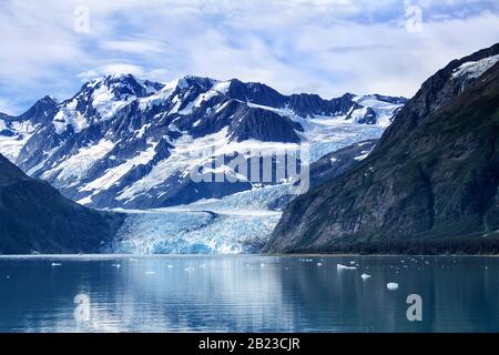 Alaska, USA: Gletscherpanorama im Prince William Sound (Golf von Alaska) mit Eisschollen und Reflexionen auf dem Wasser Stockfoto