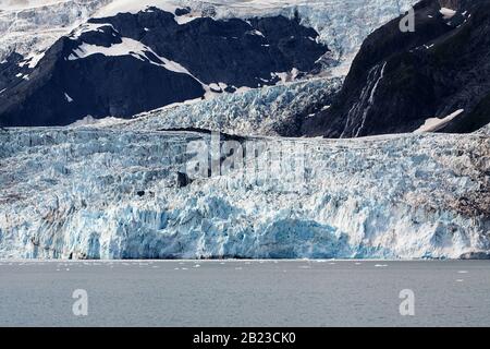 Alaska, USA: Nahaufnahme des Überraschungsgletschers im Prince William Sound (Golf von Alaska) mit Eisschollen auf dem Wasser vom Boot aus Stockfoto