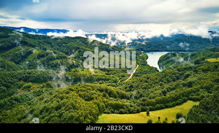 Nebelwolken nach Sommerregen. Sommerlandschaft mit See- und Bergwald. Luftbild des Reservoirs/Starina-Sees, Nationalpark Poloniny, Los Stockfoto