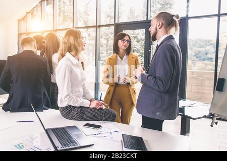 Geschäftsleute Haben Vorstandssitzung Im Modernen Büro. Multiethnische Gruppe junger erfolgreicher Geschäftsleute, die ein Geschäftstreffen haben Stockfoto