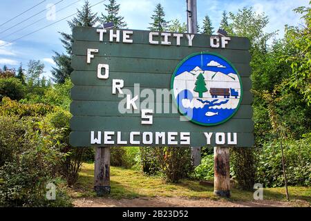 Forks, Washington/USA - 08 21 2011: Stadtschild. Die Stadt ist berühmt für die Buch-/Filmreihe Twilight von Stephenie Meyer, die in Forks zu sehen ist Stockfoto