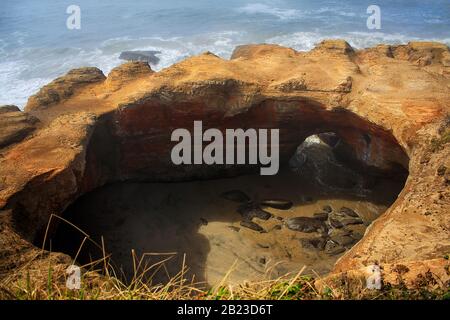 Oregon, USA: Rockformation im Devils Punch Bowl State Natural Area Stockfoto