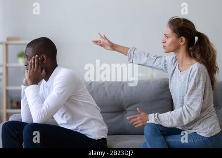 Wütende Freundin gibt dem afroamerikanischen Freund die Schuld, Beziehungsproblem Stockfoto