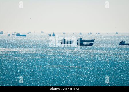 Blick auf den Stau der Tankschiffe, die den Horizont auf dem Marmarameer in Istanbul, Türkei, durchdrängen Stockfoto