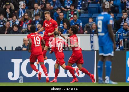 Sinsheim, Deutschland. Februar 2020. Fußball: Bundesliga, 24. Spieltag, 1899 Hoffenheim - Bayern München, PreZero Arena. Münchens Joshua kimmich (oben) jubelt nach seinem Tor zum 0:2 mit Alphonso Davies (l.), Philippe Coutinho und Joshua Zirkzee. Kredit: Tom Weller / dpa - WICHTIGER HINWEIS: Gemäß den Vorschriften der DFL Deutsche Fußball Liga und des DFB Deutscher Fußball-Bund ist es verboten, im Stadion und/oder aus dem fotografierten Spiel in Form von Sequenzbildern und/oder videoähnlichen Fotoserien auszunutzen oder auszunutzen. / dpa / Alamy Live News Credit: Dpa Picture Stockfoto