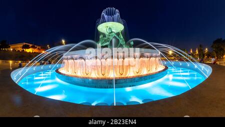 Das sehenswerte Wahrzeichen Triton Fountain mit mehreren bronzenen Gitonen in Der Altstadt von Valletta, der Hauptstadt Maltas Stockfoto