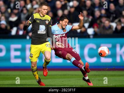 Southampton will Smallbone (links) und West Ham United kämpfen während des Premier-League-Spiels im Londoner Stadion um den Ball. Stockfoto