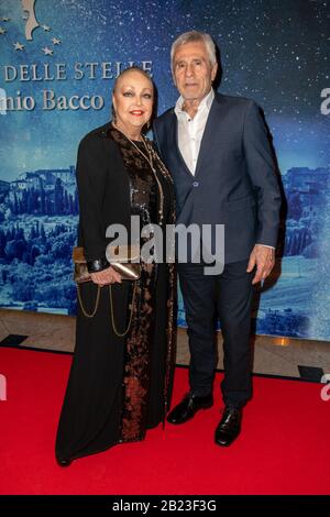 Barbara Schoene, Gojko Mitic (Preistraeger) bei der Gala 'Notte delle Stelle' mit Preisverleihung 'Premium Bacco 2020' im Maritim Hotel Berlin am 28.0 Stockfoto