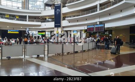 Johannesburg, Südafrika - 18. Februar 2020: Der Hafen in Johannesburg in Südafrika, wo Menschen mit dem Umzug beschäftigt sind, Ankunftshalle. Stockfoto