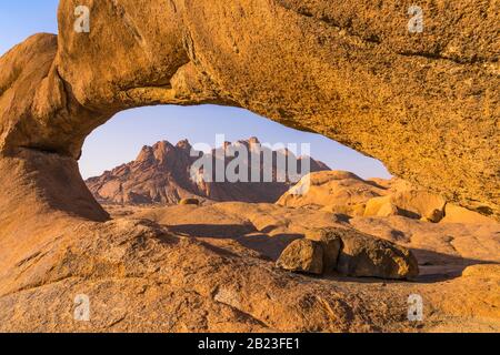 Felsbogen im Spitzkoppe-Nationalpark in Namibia. Stockfoto