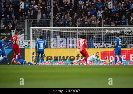 Sinsheim, Deutschland. Februar 2020. Fußball: Bundesliga, 24. Spieltag, 1899 Hoffenheim - Bayern München, PreZero Arena. Beim 0:2 gegen Hoffenheims Torhüter Oliver Baumann erzielt Münchens Joshua kimmich (l) das Tor. Kredit: Tom Weller / dpa - WICHTIGER HINWEIS: Gemäß den Vorschriften der DFL Deutsche Fußball Liga und des DFB Deutscher Fußball-Bund ist es untersagt, im Stadion und/oder aus dem fotografierten Spiel in Form von Sequenzbildern und/oder videoähnlichen Fotoserien auszunutzen oder auszunutzen./dpa/Alamy Live News Credit: Dpa Picture Alliance / Alamy Live News Stockfoto